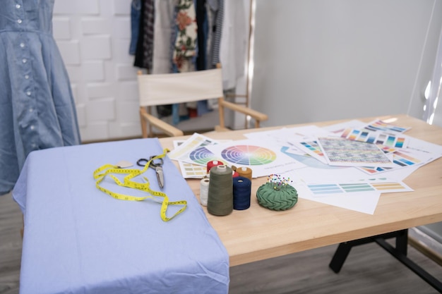 Biuro obsługi klienta z katalogiem haftów