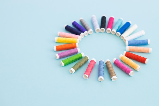 Kolorowe nici poukładane w krąg